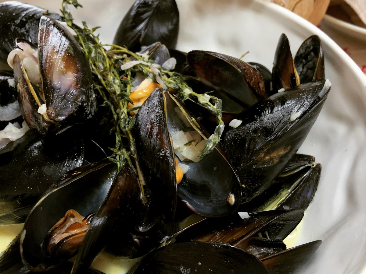 Cooking log 41 : Moules Marinière, Mussels w Garlic, Thyme in Cream Sauce